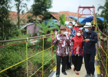 Kang Jimat Resmikan Jembatan Gantung Empangsari Cikaum