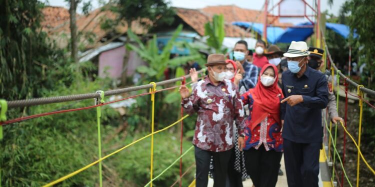 Kang Jimat Resmikan Jembatan Gantung Empangsari Cikaum