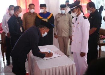 Kang Jimat Lantik Kades Kihiyang, Air Mata Yang jatuh Jadi Saksi