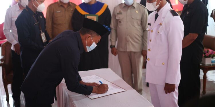 Kang Jimat Lantik Kades Kihiyang, Air Mata Yang jatuh Jadi Saksi