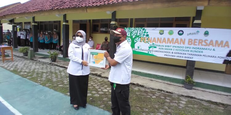 Kepala SMAN 1 Kedokanbunder Indramayu Terima Penghargaan Penghijauan Dari Gubernur Jabar