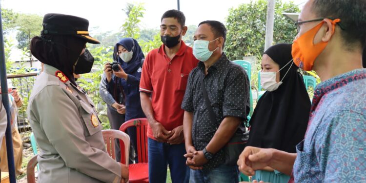Kapolres Subang Takjiah Kepada Korban Kebakaran Pondok Pesantren Miftahul Khoerot