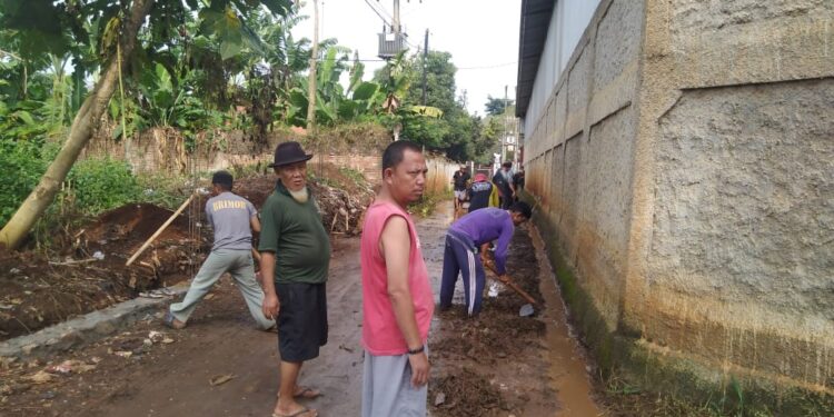Para Pengurus Lingkungan Beserta Masyarakat Desa Puwadadi Barat Lakukan Kerja Bakti, Meminmalisir Genagan Air Hujan di Jalan Provinsi