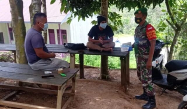 Babinsa Kodim 0902/Berau Imbau Warga Kelay Patuhi Protokol Kesehatan