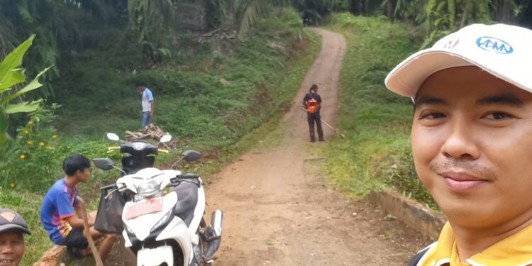 Kepala Desa Cicareuh Bersama Staf dan Warga Adakan Kerja Bakti JUMSIH