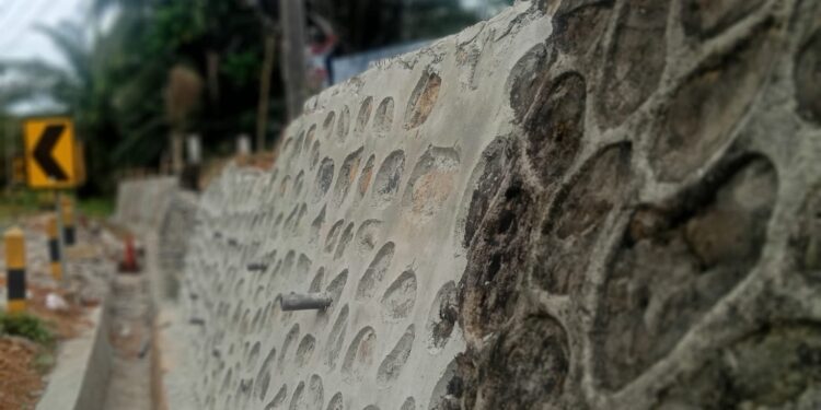 Rehab Pelapis Tebing Patung Perjuangan di Desa Jenggalu Diduga Tidak Sesuai RAB, APH Agar Mengusutnya