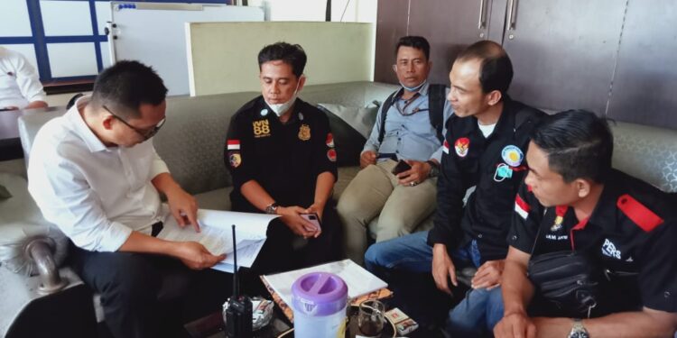 LSM GERHANA Resmi Laporkan Mantan kades Paduraksa ke Polda Sum – Sel, Dugaan Korupsi Dana Desa