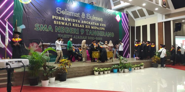 Purna Widya Siswa/Siswi Kelas XII Angkatan XVII SMAN 9 Kota Tangerang Berlangsung Meriah Dan Khidmat