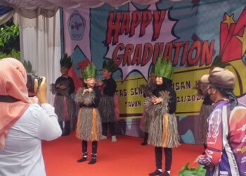 Happy Graduation Pentas Seni Dan Kelulusan Siswa Kelas 6 SDN Parapat 1 Tahun Ajaran 2021/2022