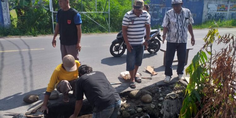Pemdes Bakaran Batu Bersama Warga Swadaya Tambal Jalan Berlubang
