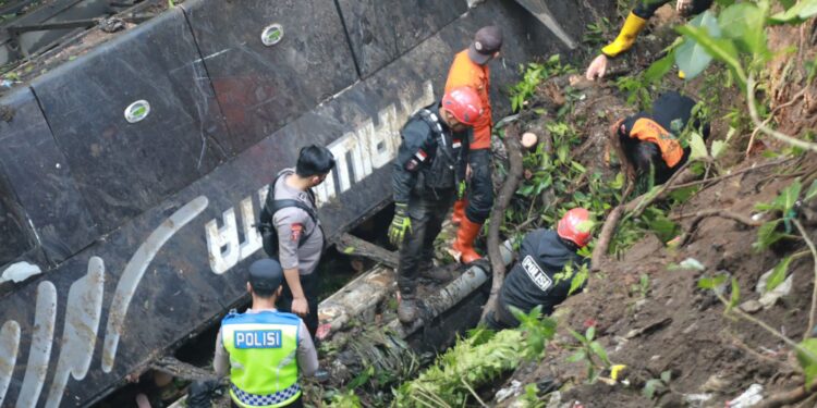 Bus Pariwisata Rombongan Asal Jatinangor, Masuk Jurang di Rajapolah Tasikmalaya, 3 Orang Meninggal Dunia