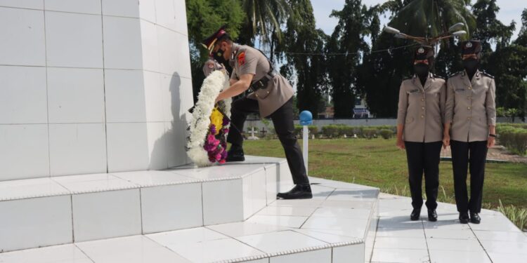Menyambut Hut Bhayangkara 2022, Polresta Deli Serdang Lakukan Upacara Ziarah di Makam Pahlawan