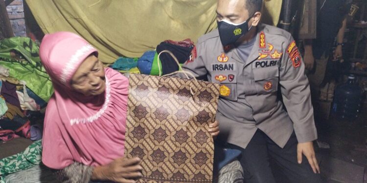 Sambangi Warga Tak Mampu, Kapolresta Deli Serdang Berikan Bantuan