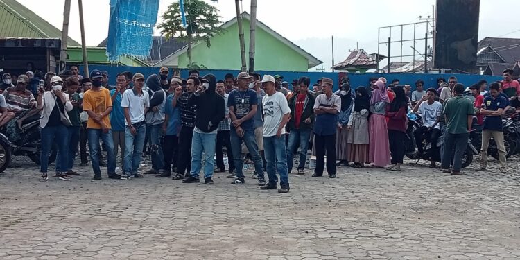 Ratusan Masyarakat Desa Sukadana Datangi Kantor Camat Muara Pinang, Sampaikan Aspirasi Kecurangan Pilkades Bulan Juni Lalu