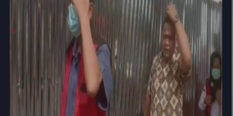 Pakai Rompi Warna Pink, Mantan Kepala BP2KP Empat Lawang Langsung Ditahan