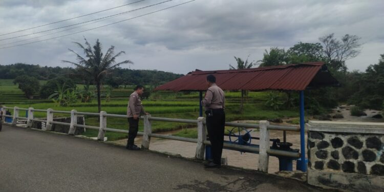 Giat Patroli Rawan kriminalitas, Bencana  Alam dan Pengecekan Debit Air Sungai di Wilkum Polsek Pancalang