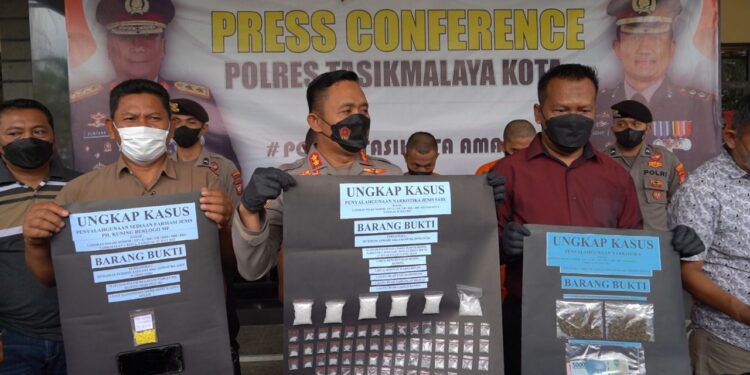 Kapolres Tasikmalaya Kota Gelar Press Conference Pengungkapan Peredaran Sabu 67 Gram dan Ganja Kering