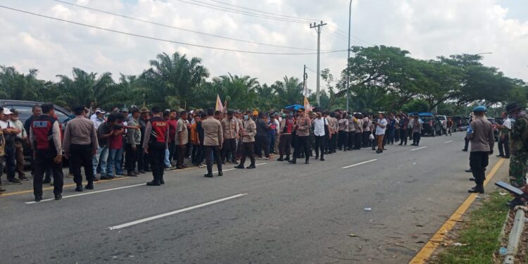 Karyawan PTPN-2 Demo Tolak Konstateri HGU Nomor : 62 Penara Kebun,Kecamatan Tanjung Morawa