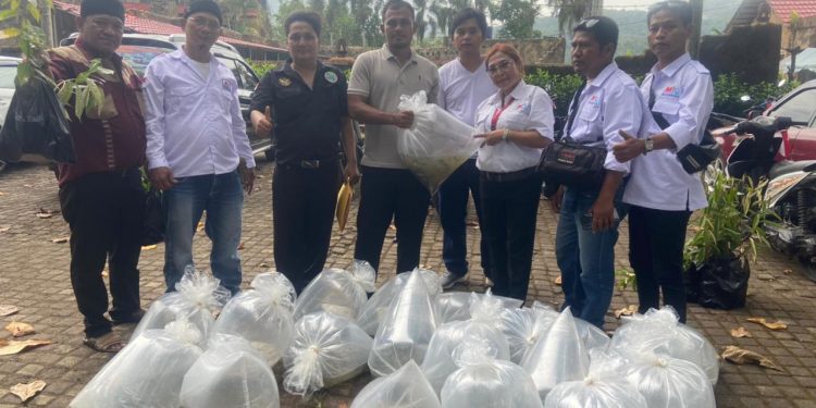 Media Independen Online Indonesia PD Sukabumi, Salurkan Benih Ikan dan Bibit Pohon ke Masyarakat