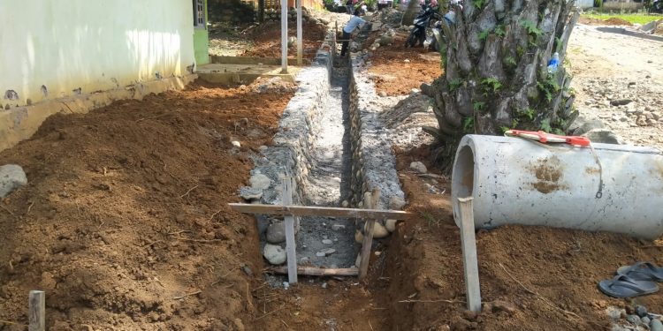 Proyek Peningkatan Jalan Kesehatan di Desa Tumbuan Diduga Asal Jadi, Masyarakat Protes