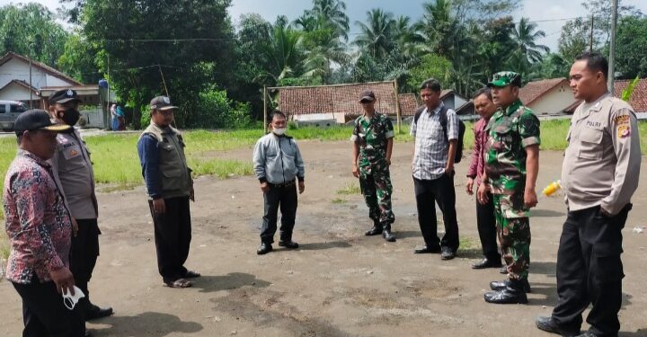 Personil Koramil 1212/Leuwisari Giat Monitoring Lokasi Untuk Pelaksanaan Upacara HUT RI ke – 77  di Padakembang Kabupaten Tasikmalaya