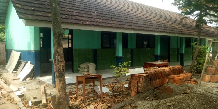 Parah!!!  Rehabilitasi 4 Ruangan SMP Negri 4 Pabuaran Tanpa Papan Informasi Proyek,  Di duga Pelaksana CV. Sadaya