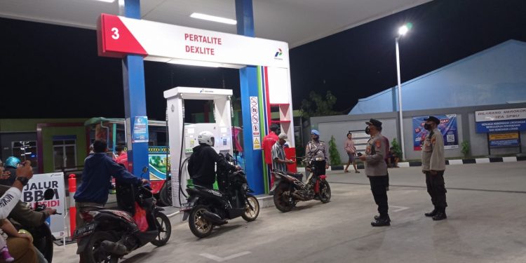 Pasca Kenaikan Harga BBM di SPBU Jayamukti, Kapolsek Blanakan Laksanakan Giat Pengamanan