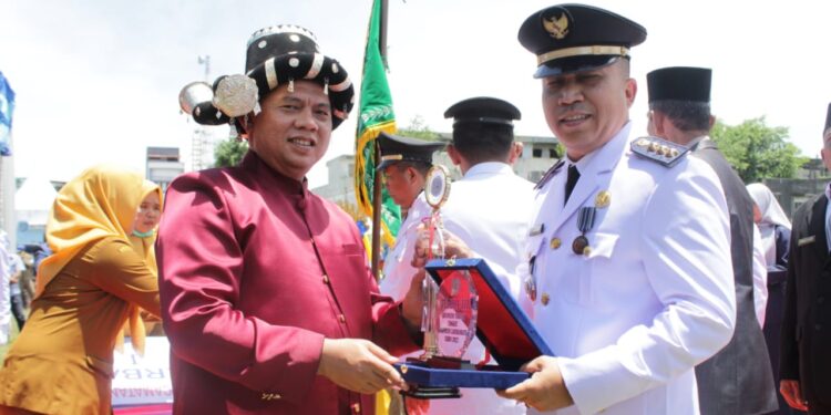 Camat Bilah Hilir Ridwan Harahap.S.Sos.,MM Ikuti Sidang Paripurna DPRD Dalam Rangka HUT Pemkab Ke – 77 Tahun  dan Mendapatkan Penghargaan  Juara Tiga Terbaik Kecamatan  se Labbuhanbatu