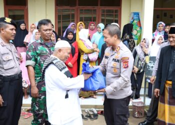 Bakti Religi Polres Ciamis Polda Jabar Bersilaturahmi Sekaligus Salurkan Berupa Sembako Dan Santunan Kepada Para Santri