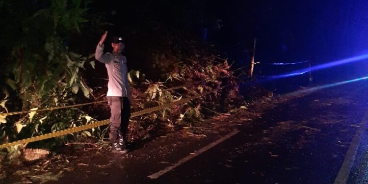 Diwilayah Hukum Polsek Puspahiang, Malam Tadi Telah Terjadi Tanah Longsor, Yang Menimbun Pada Sebagian Badan Jalan