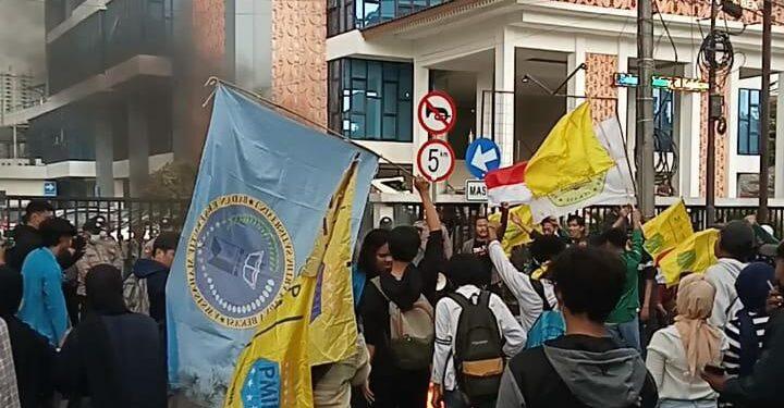 Mahasiswa ” Anti Korupsi ” Demo Didepan Kantor Kejaksaan Negeri Kota Bekasi