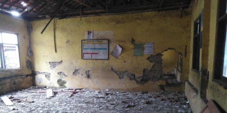 Siswa SDN Neglasari Hampir Tertimpa Plavon, Karena Ruang Kelas Rusak Parah Ahirnya Siswa Terpaksa Belajar Diluar Kelas
