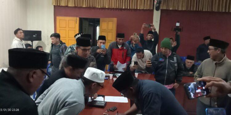 Kepala Desa Tebat Monok Selesaikan Polemik Yang Terjadi di Masyarakat