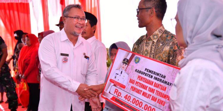 Bupati Indramayu Serahkan Bantuan Bagi Peternak Terdampak PMK