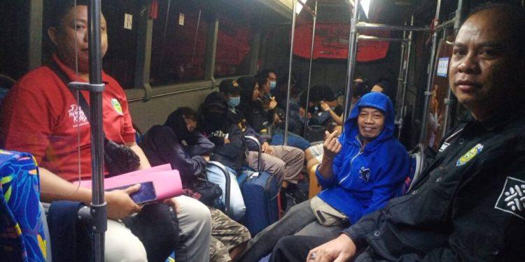 Setelah Dilakukan Koordinasi Dengan Berbagai Pihak, Pekerja Proyek terlantar Asal Indramayu Pulang ke Kampung Halaman