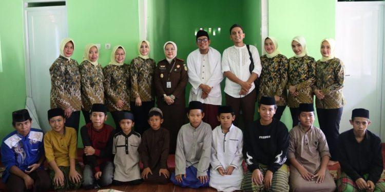 Berkah Ramadhan, Kejari Depok Berbagi Dengan Anak Yatim dan Pengguna Jalan