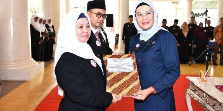 Bupati Nina Agustina Lantik  252 Kepala Sekolah TK Negeri dan SD Negeri Dan SMP Negeri