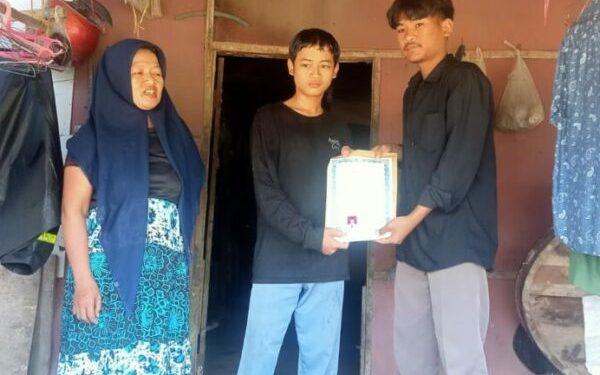 Berkat Bantuan Bupati Indramayu Ibu. Hj. Nina Agustina S.H, M.H, C.S.A Ijazah Yang ditahan Oleh Pihak SMP Al-Hikmah Anjatan Diserahkan Kepada Siswa