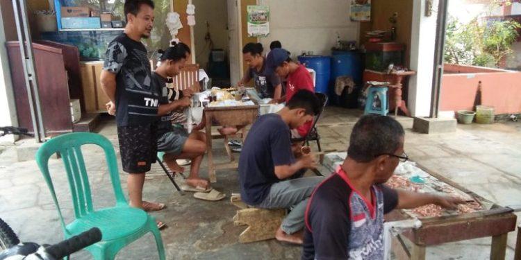 Kejar Target Selama Bulan Ramadhan, Para Pekerja Lapisan Emas dan Perak di Indramayu Kebanjiran Orderan