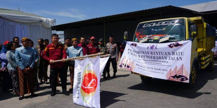 Pemkab Indramayu Dan CV.Sandy Jaya Panen Padi Raya Bersama Dilanjutkan Pengerasan Jalan Usaha Tani