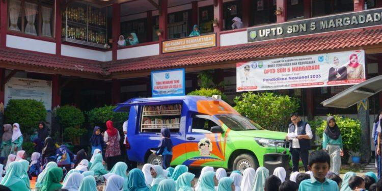 Tingkatkan Minat Baca, Dispusipda Jabar dan Diarpus Kabupaten Indramayu Lakukan Kunjungan Perpustakaan Keliling di Lingkungan SD