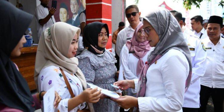 Tinjau Layanan Adminduk di Top Sedasa, Bupati Nina Agustina Serahkan Akta Kelahiran, KK dan E – KTP Gratis Kepada Warga Kecamatan Bongas