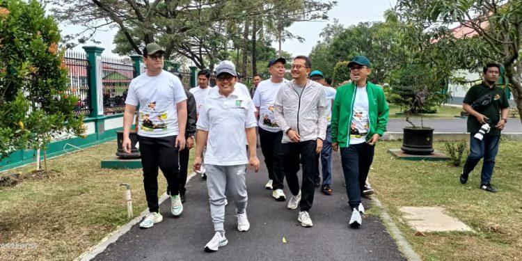 Puluhan Ribu Warga Masyarakat Ikuti Jalan Sehat Dalam Rangka Harlah Yayasan Darul Ma’arif Kaplongan Karangampel Kabupaten Indramayu Ke 40 Tahun
