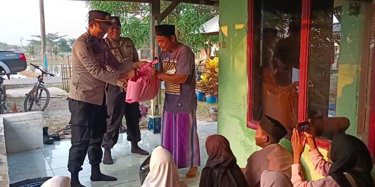 Kapolsek Blanakan Saat Patroli Bertemu  Guru Ngaji Ustad Asim, Secara Sukarela di Rumahnya Memeberikan Batuan Alquran dan Sembako