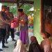 Kapolsek Blanakan Saat Patroli Bertemu  Guru Ngaji Ustad Asim, Secara Sukarela di Rumahnya Memeberikan Batuan Alquran dan Sembako