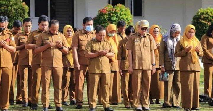 Pemkab Labuhanbatu Berikan Amanat Para ASN Melalui Sekdakab Drs.Ikramsyah Putra, Pada Apel Gabungan.