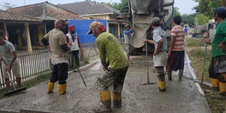 Pemcam Bangodua Tinjau Betonisasi Jalan Dua Desa