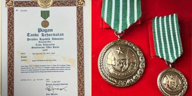Dinilai Berhasil Dalam Bidang Pembangunan Pertanian Jokowi Sematkan Tanda Kehormatan Satyalancana Wira Karya Kepada Bupati Nina