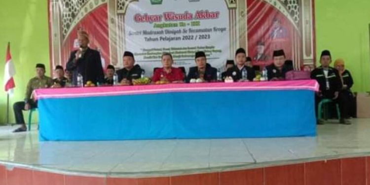 Camat Kroya Hadiri Wisuda Akbar Santri Se – Kecamatan Kroya