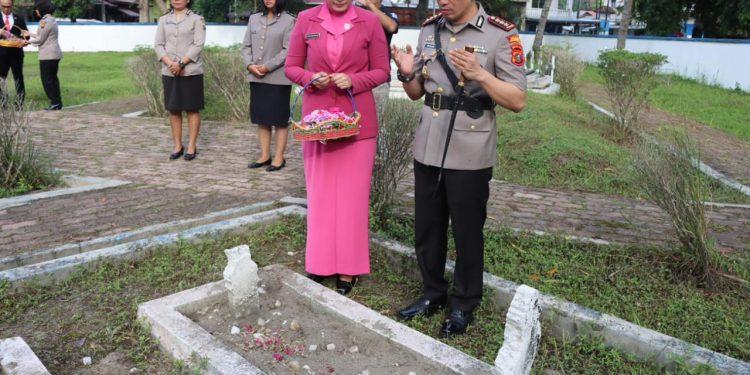 Memperingati Hari Bhayangkara Ke 77, Polresta Deli Serdang Laksanakan Upacara Ziarah Makam Pahlawan